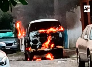 Se incendia combi en Rancho Blanco, Villa de Álvarez