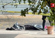 Hallan cuerpo embolsado en estacionamiento de la ex Comercial Mexicana en La Villa