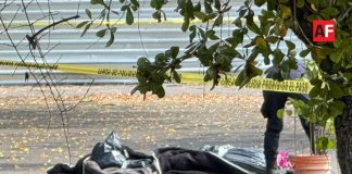 Hallan cuerpo embolsado en estacionamiento de la ex Comercial Mexicana en La Villa