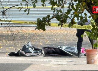 Hallan cuerpo embolsado en estacionamiento de la ex Comercial Mexicana en La Villa