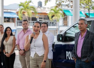 Indira Vizcaíno sigue fortaleciendo a policías municipales; entrega patrullas y equipamiento en Manzanillo y Minatitlán