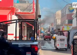 Se incendia negocio en el centro de Manzanillo; sólo hubo daños materiales