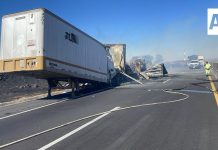 Combaten incendio de tráiler y pastizales en la Autopista a Los Altos tras abandono de unidad