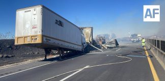 Combaten incendio de tráiler y pastizales en la Autopista a Los Altos tras abandono de unidad