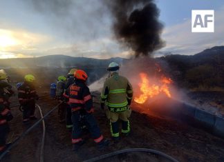 Atienden incendio de pipa con combustible en la carretera a Morelia
