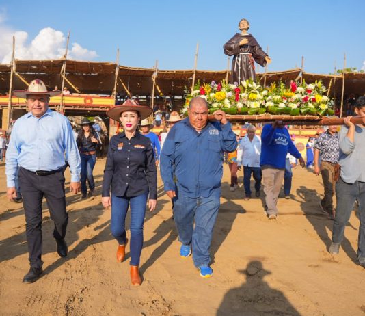 Realizan la peregrinación, Misa y Bendición de La Petatera