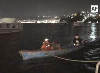 Marina auxilia a dos personas en kayak a la deriva frente a Playa Manzanillo, en Acapulco