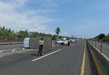 Vuelca vehículo por estallamiento de neumático en la carretera Armería–Manzanillo