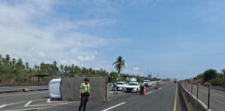 Vuelca vehículo por estallamiento de neumático en la carretera Armería–Manzanillo
