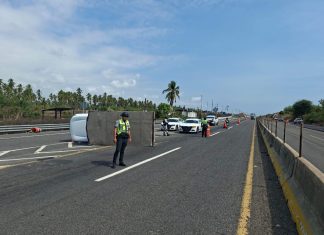 Vuelca vehículo por estallamiento de neumático en la carretera Armería–Manzanillo