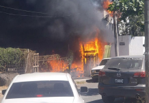 Incendio en predio de Tecomán provoca ruina de camioneta y daños materiales