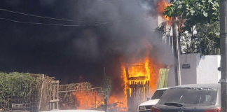 Incendio en predio de Tecomán provoca ruina de camioneta y daños materiales