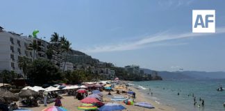 Colocan bandera morada en playas de Puerto Vallarta, Jalisco