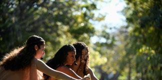 Con luciérnagas, encienden las actividades de la Universidad de Colima por el 8M