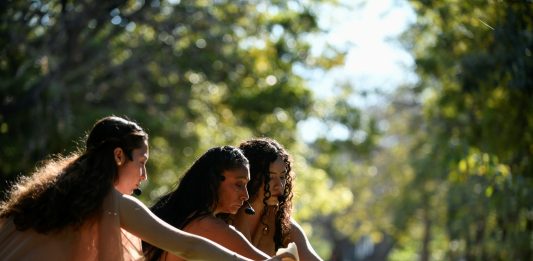 Con luciérnagas, encienden las actividades de la Universidad de Colima por el 8M