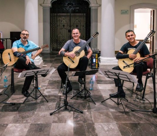 Recrean atmósfera bohemia de los salones porteños, con música de cuerdas, tangos y café