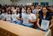 Entrega de manual PreparaFEC reúne a estudiantes y familias, en Tecomán