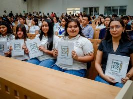 Entrega de manual PreparaFEC reúne a estudiantes y familias, en Tecomán