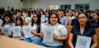 Entrega de manual PreparaFEC reúne a estudiantes y familias, en Tecomán