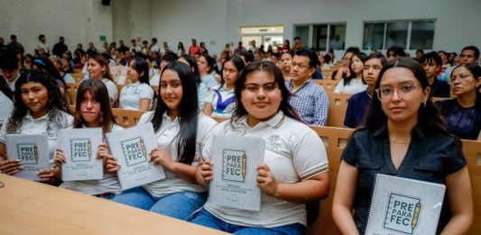 Entrega de manual PreparaFEC reúne a estudiantes y familias, en Tecomán