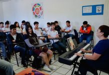 Exploran Inteligencia Artificial y música estudiantes del Bachillerato 18, en Coquimatlán