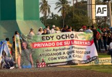 Familiares de líder platanero se manifiestan en Tecomán; exigen su localización con vida