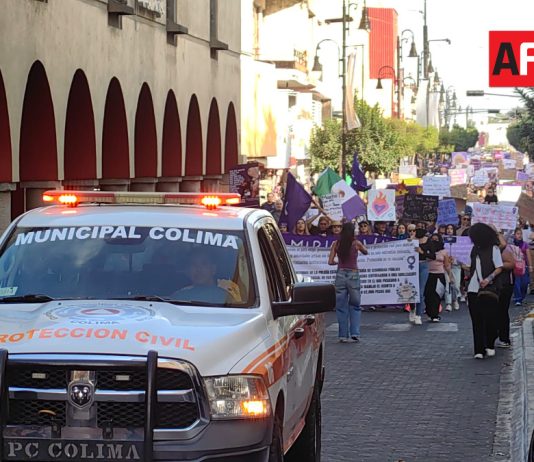 Cientos de mujeres marcharon por las calles de Colima este 8M