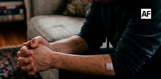 Autolesiones en jóvenes: llamado a detectar señales de alarma y buscar ayuda profesional