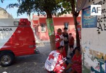 Atienden a mujer de 65 años tras caída en la vía pública en Manzanillo