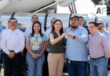 Indira Vizcaíno y titular de Ciapacov entregan nuevo vehículo de desazolve; se tenían más de 20 años sin adquirir uno