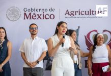 Gobernadora de Colima acompañó a la entrega de tarjetas de Bienpesca en Manzanillo