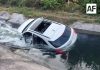 Camioneta cae a canal de riego en Tecomán; no hubo lesionados