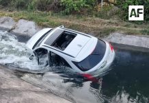Camioneta cae a canal de riego en Tecomán; no hubo lesionados