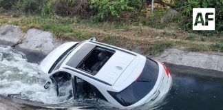 Camioneta cae a canal de riego en Tecomán; no hubo lesionados