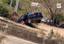 Vehículo cae a zanja a un costado de la carretera Manzanillo-Cihuatlán; reportan daños materiales