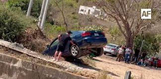 Vehículo cae a zanja a un costado de la carretera Manzanillo-Cihuatlán; reportan daños materiales