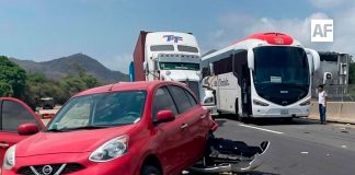 Choque entre autobús y dos vehículos particulares en la autopista Manzanillo–Armería deja daños materiales
