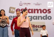 Indira Vizcaíno les entrega sus tarjetas de ‘Mi ColiBeca para Empezar’ a 472 estudiantes de preescolar, en Tecomán