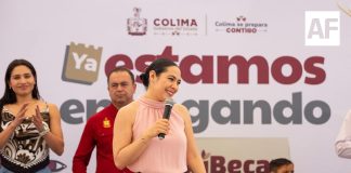 Indira Vizcaíno les entrega sus tarjetas de ‘Mi ColiBeca para Empezar’ a 472 estudiantes de preescolar, en Tecomán