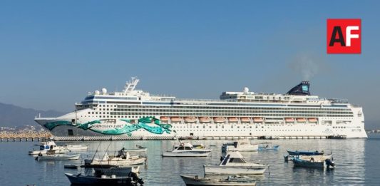 Crucero Norwegian Jade arriba a Manzanillo con 2,800 turistas; estiman derrama de 2.8 mdp