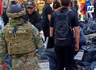 Aseguran cerca de 30 toneladas de mercancía apócrifa en Tepito; Marina participa en operativo