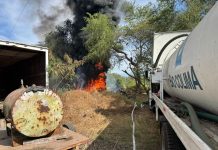 Atienden incendio de llantas y ramas en la zona sur de Colima