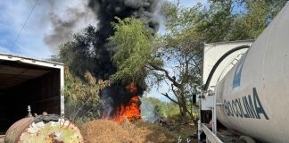Atienden incendio de llantas y ramas en la zona sur de Colima
