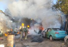 Incendio en negocio de colonia Océano, en Manzanillo, deja varios vehículos en ruinas