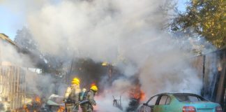 Incendio en negocio de colonia Océano, en Manzanillo, deja varios vehículos en ruinas