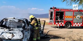 Se incendia vehículo en la autopista Guadalajara–Colima; tres personas que viajaban en él resultan ilesas