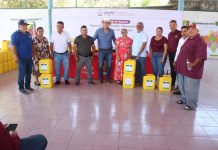 Gobierno del Estado de Colima entrega a productores de mango atrayente para controlar la mosca de la fruta