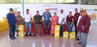 Gobierno del Estado de Colima entrega a productores de mango atrayente para controlar la mosca de la fruta