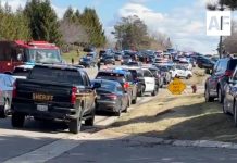 Hombre armado embiste su vehículo contra sinagoga en Michigan y muere tras tiroteo