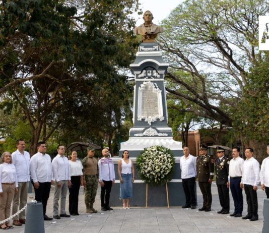 Gobernadora Indira Vizcaíno preside el 220 aniversario del natalicio de Benito Juárez